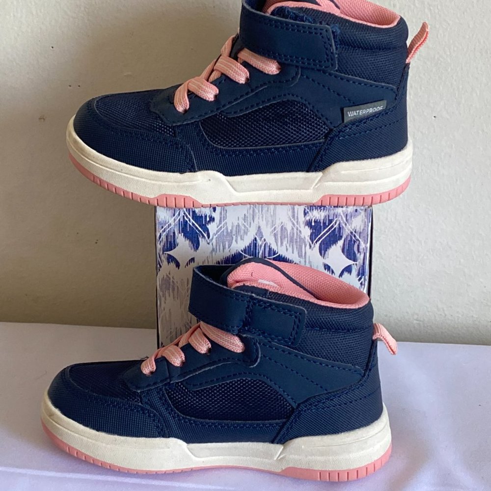 Waterproof Boy's Sneaker Size 8 (LIKE NEW)